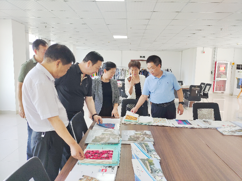 河南省工信廳副廳長(zhǎng)常繼紅，河南省服裝協(xié)會(huì)常務(wù)會(huì)長(zhǎng)袁建龍等多位領(lǐng)導(dǎo)一行蒞臨飛鷺參觀(guān)調(diào)研